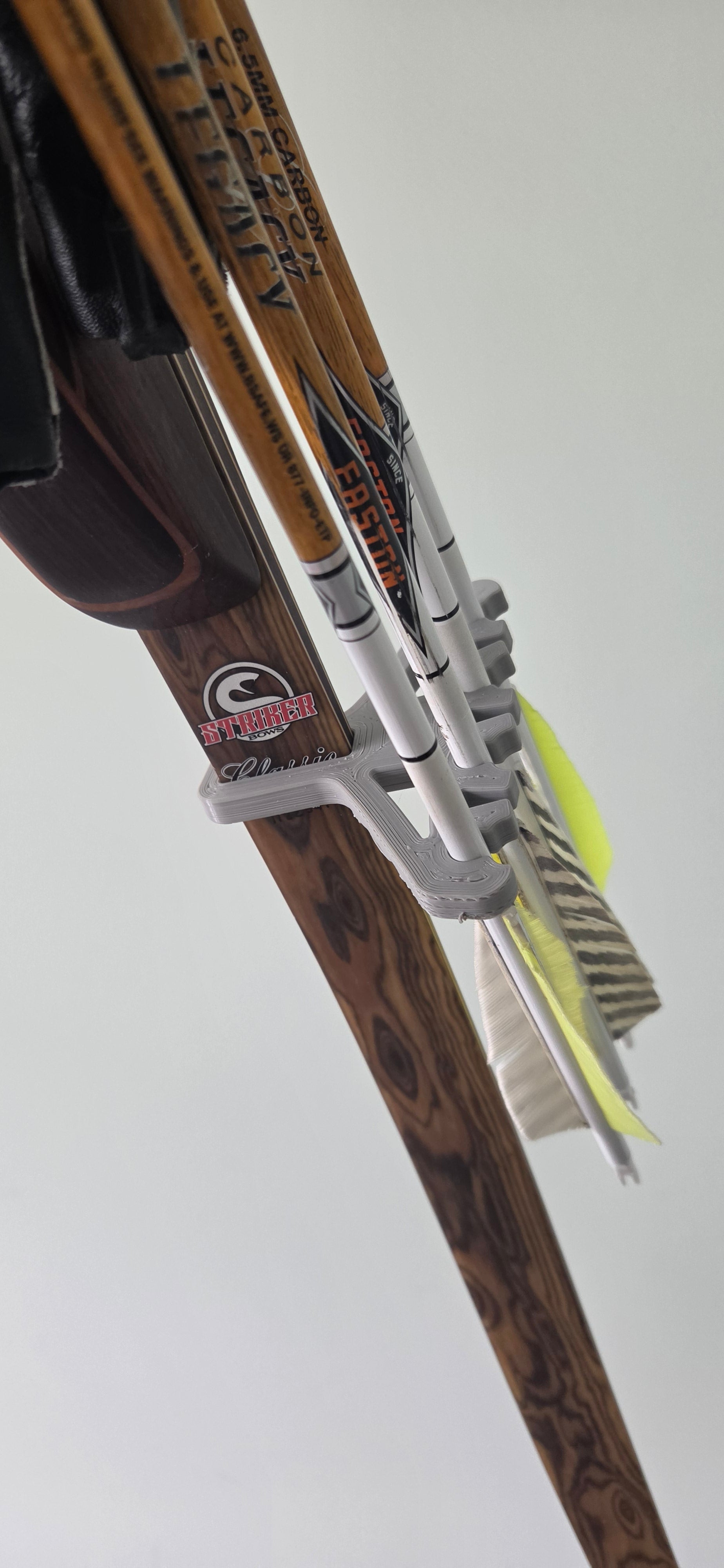 Limb‑Mounted Traditional Quiver