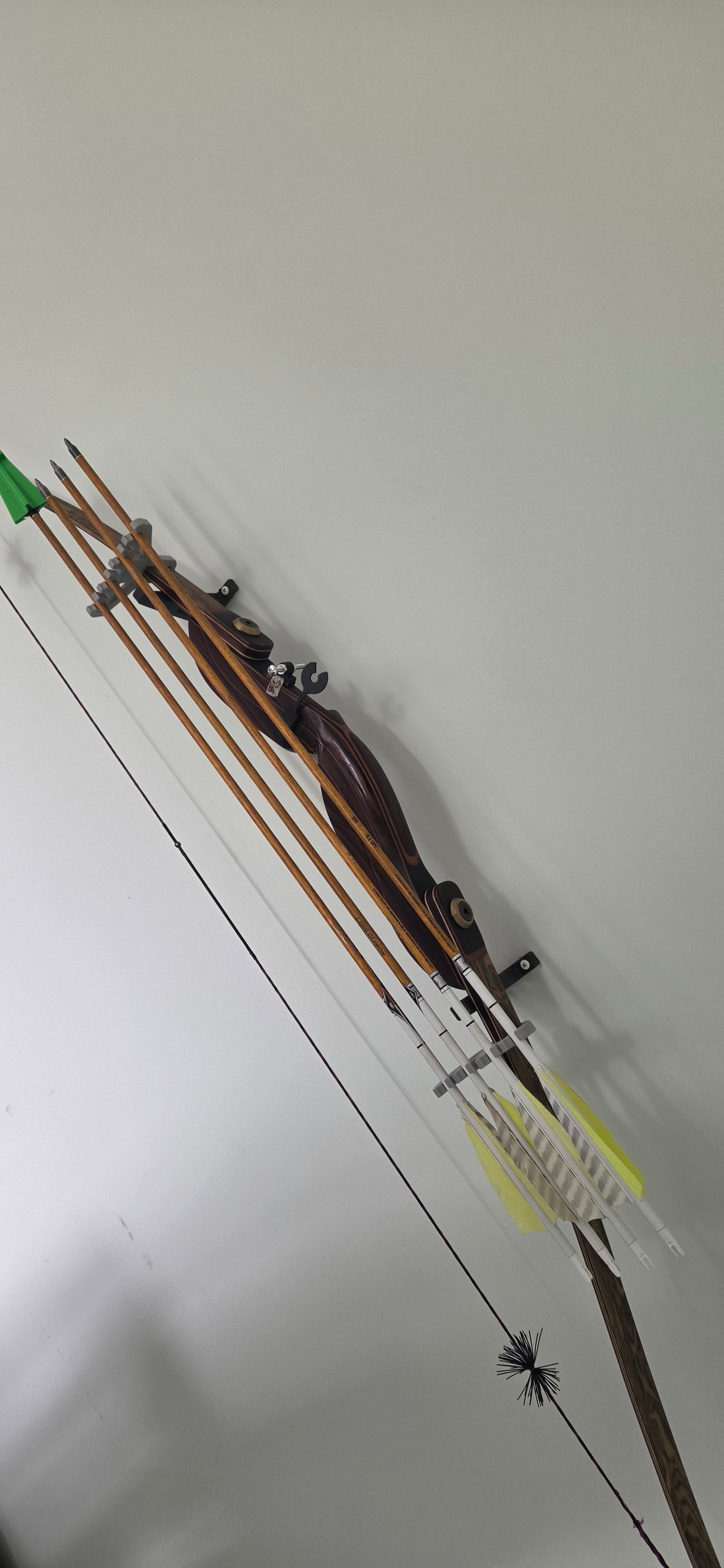 Limb‑Mounted Traditional Quiver